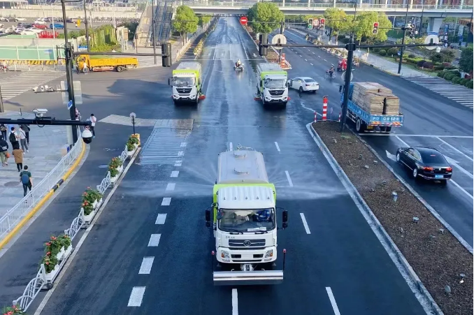 路面见本色丨金年金字招牌(jinnian)环境新能源环卫装备服务上海进博会！